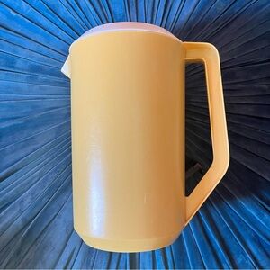 Vintage Rubbermaid 1 Gallon Pitcher Yellow White Lid 3.785 Litters